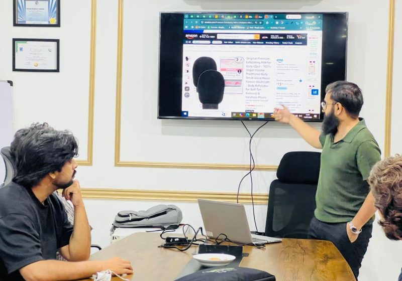 Trainer explaining an Amazon product listing on screen
